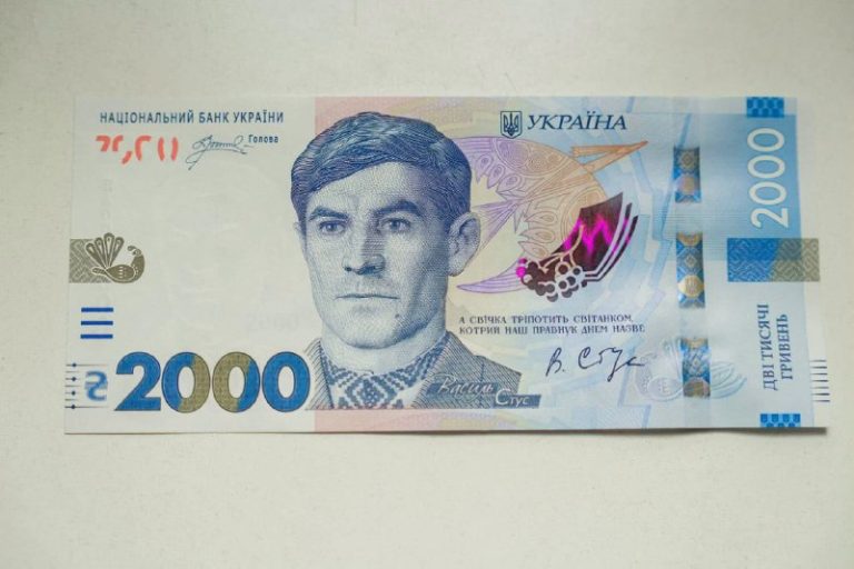 На новій купюрі 2000 грн буде зобрадено дві мозаїки художниці Алли Горської.Поряд із зобр…