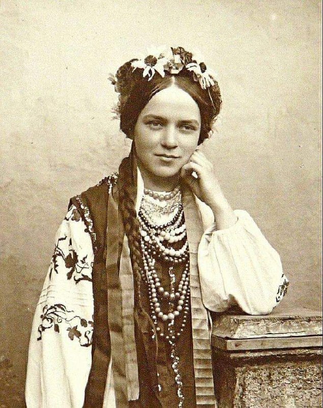 Дівчина із м. Березне, Рівненщина.Світлина 1920-х років. Історія України  Підпишись, пізна…