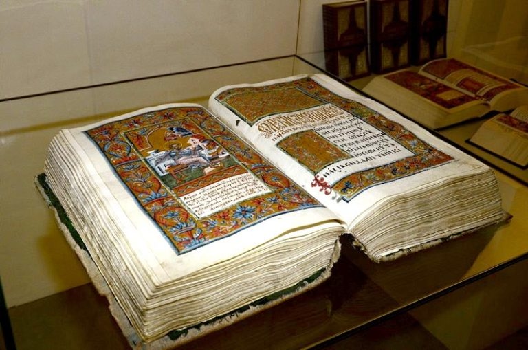 15 серпня 1556 року у Свято-Троїцькому монастирі в Ізяславі почалися роботи з написання Пе…
