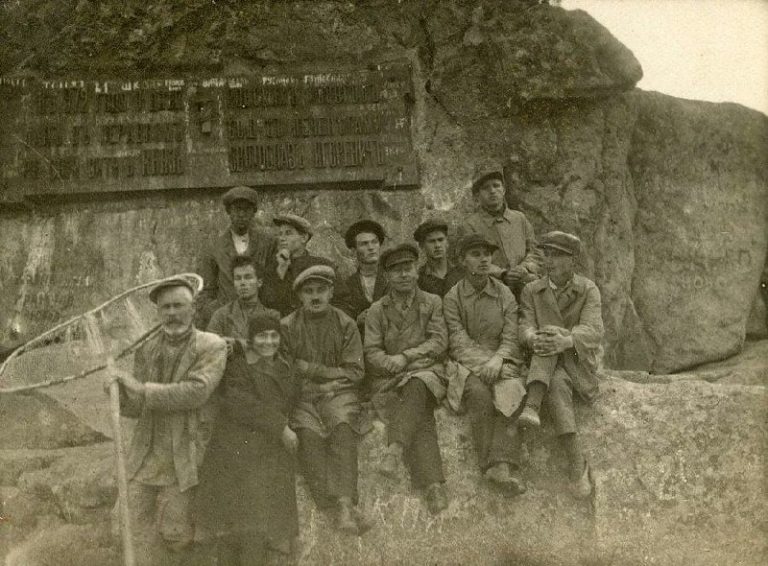 Пам’ятна плита у селi Микiльське на Днiпрi з написом про загибель Святослава Хороброго. Св…