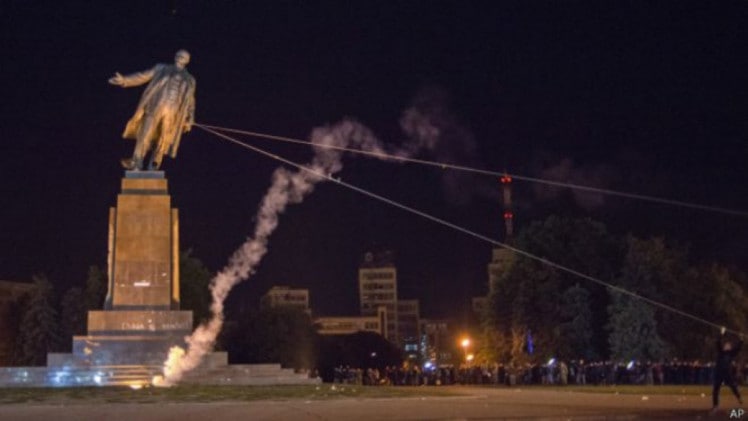 28 вересня 2014 року в Харкові було повалено один з найбільших пам’ятників леніну в Україн…